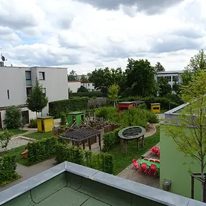 Außenbereich Garten Kindergarten St. Johannes - Blick vom Balkon auf den Außenbereich im Garten