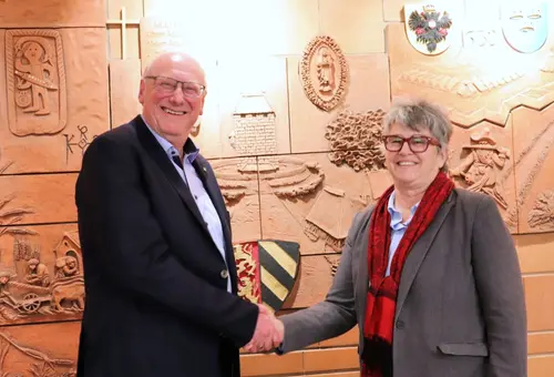 Ein Mann und eine Frau beim Händeschütteln