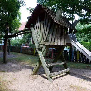 SP Bachstraße Rutsche Spielturm mit Rutsche