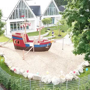 Kindergarten St. Stephanus Außenansicht mit Piratenschiff Kindergarten St. Stephanus Außenansicht mit Piratenschiff
