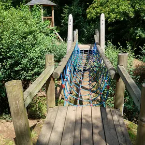 Spielplatz Oberer Locher Weg: Hängebrücke Blick auf die Hängebrücke am Spielplatz Oberer Locher Weg