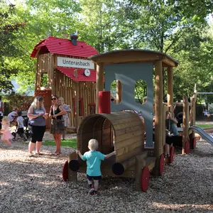 Fahrkartenschalter und Lok mit Kleinkindrutsche