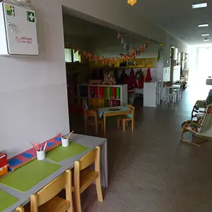 Innenansicht KiGa St. Johannes Innenansicht Korridor mit Spielbereichen