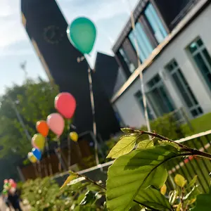 Kindergarten St. Stephanus Außenansicht mit Kirchturm Kindergarten St. Stephanus Außenansicht mit Kirchturm